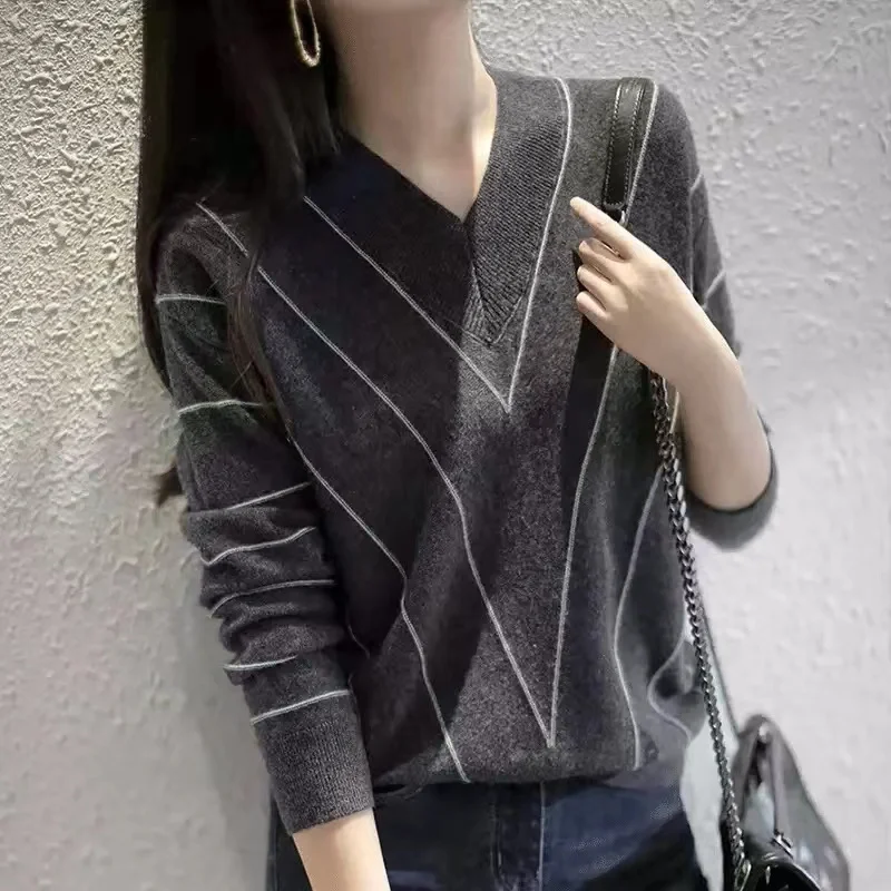 

Western style stripe knit woolen sweater woman autumn winter V-neck loose pullover show thin short sweater base cashmere sweater