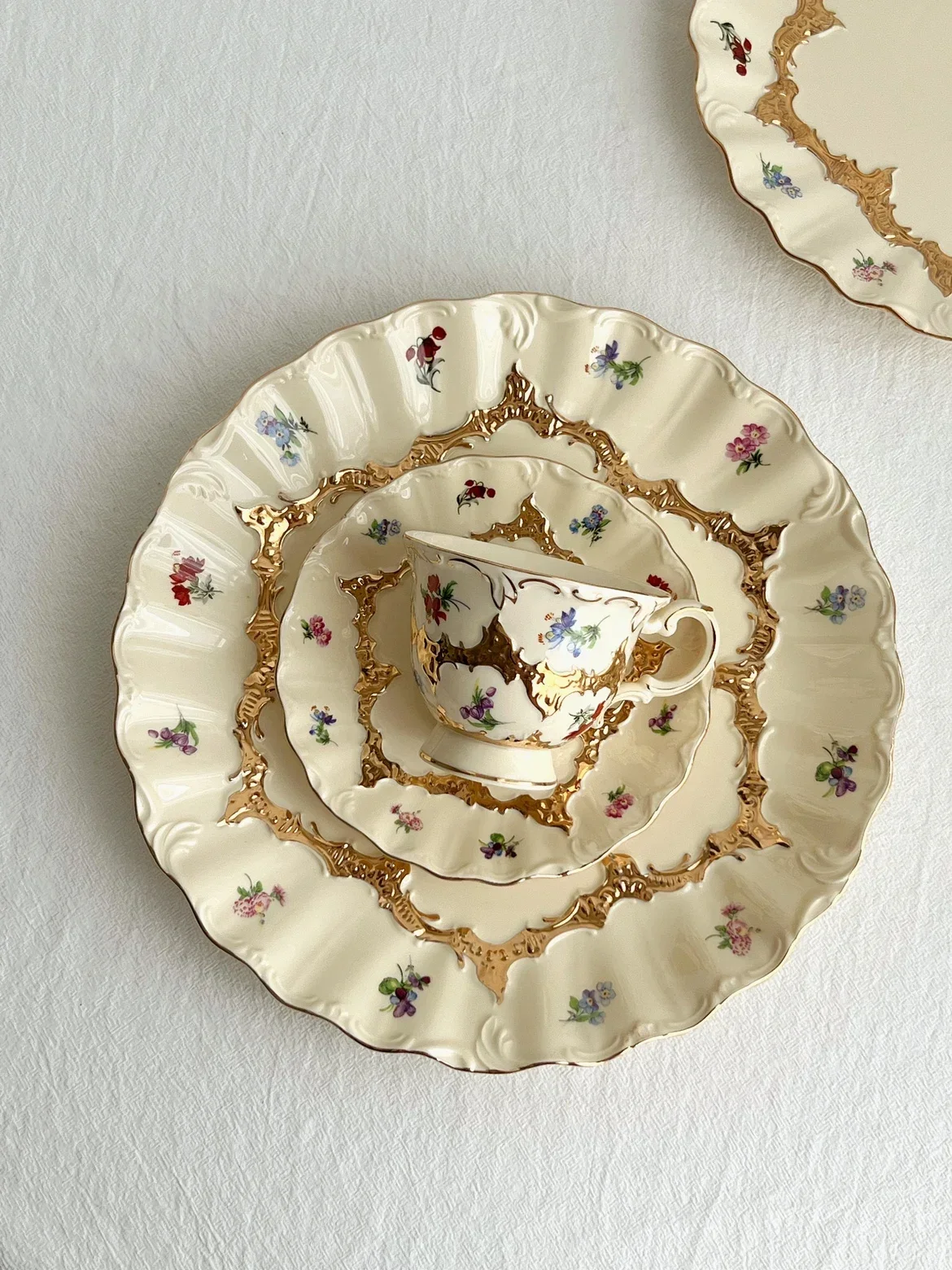 Luxurious Similar to Plum Hand-Painted Relief Golden Edge Small Flower Plate Lady Grade Porcelain Dinner Plate Dessert Plate