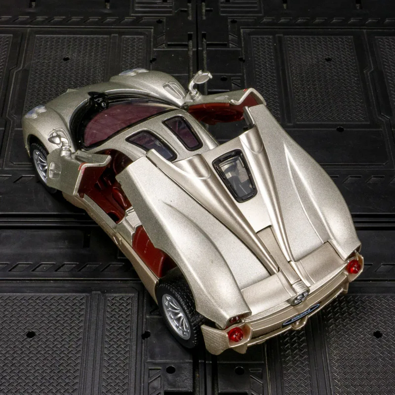 1:32 Pagani Utopia modelo de coche de aleación adornos acústica-ópticos tirar hacia atrás las puertas de juguete para niños se pueden abrir como regalos de cumpleaños.