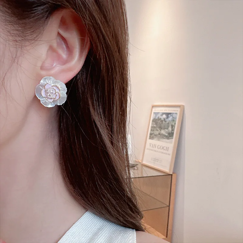 جديد المتخصصة المينا كاميليا الأقراط S925 الفضة إبرة المتخصصة تصميم الأقراط الطبيعية أم اللؤلؤ قرط صغير زهري