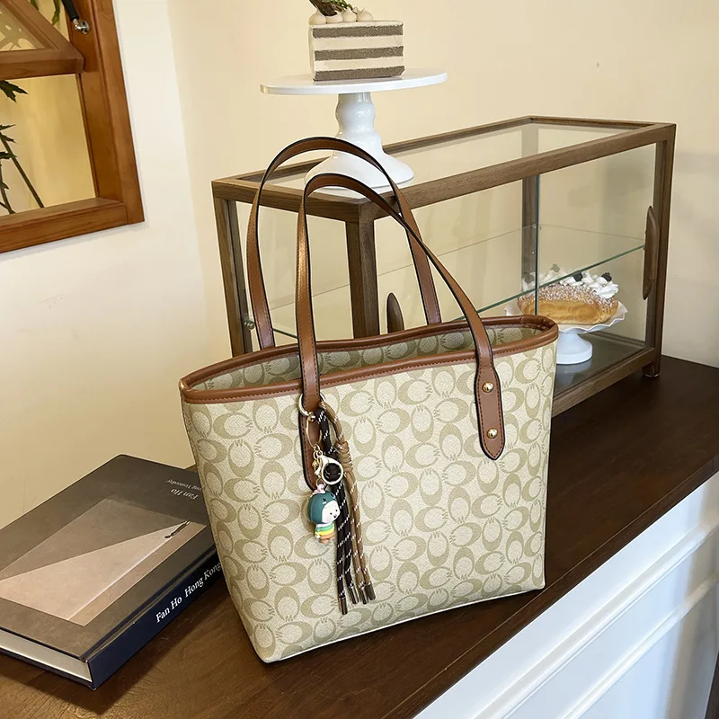 

2025 Women's Urban Minimalist Tote - Large Capacity Practical Fashion Versatile Commuter Shoulder Bag