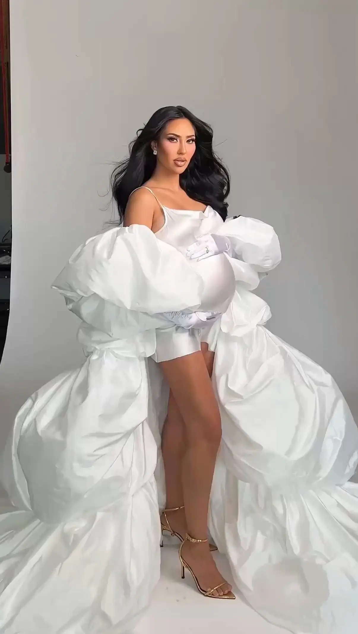 놀라운 푹신한 실크 새틴 임부복 드레스 사진 촬영 미니 슬립 드레스 볼 가운 케이프 2피스 베이비 샤워 드레스 맞춤 제작