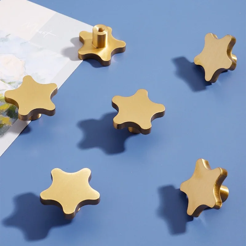 Kinderzimmer-Schranktür, Schubladen-Möbelbeschlag, Sternförmiger kleiner Griff, Gold, massives Messing, fünfzackiger Sternknopf – Detail 2
