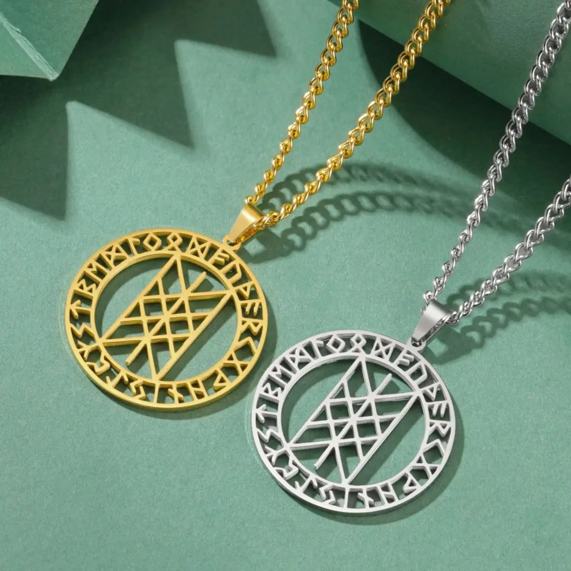 LIKGREAT-Collier Runes Web of Wyrd pour Femme et Homme, Pendentif Destiny en Acier Inoxydable, Bijoux Amulette Nordique, Cadeau de la Journée des Léons