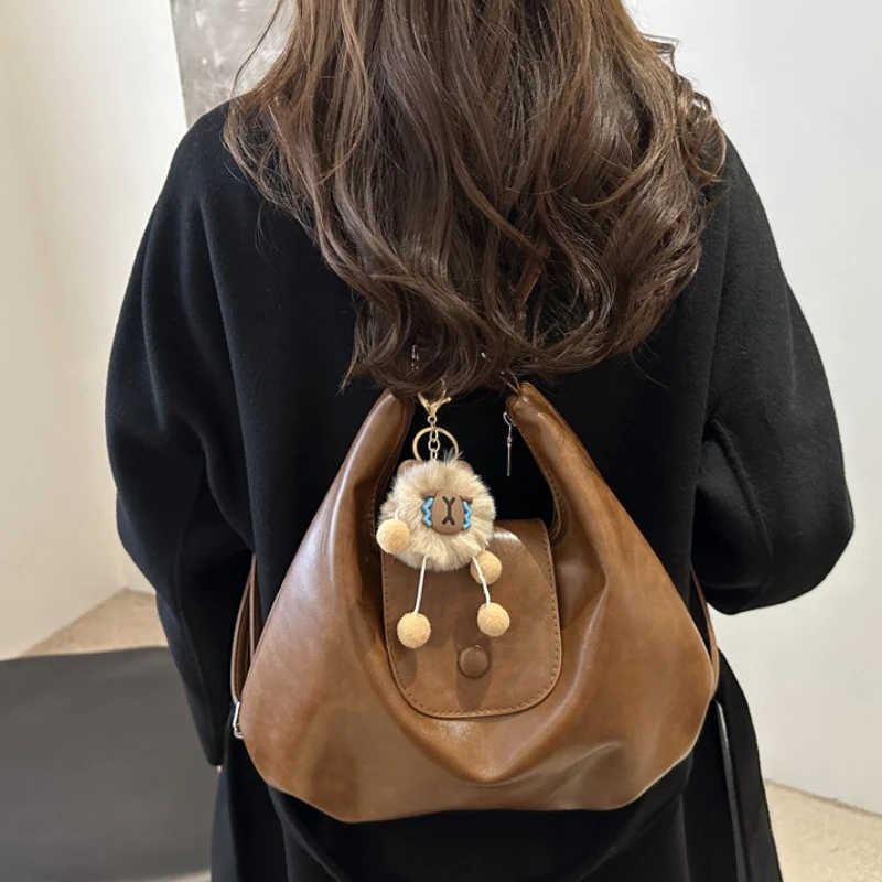 Vintage Hobo-Tragetasche aus weichem Leder mit niedlichem Plüsch-Anhänger, wandelbarer Rucksack, lässige Schultertasche mit großem Fassungsvermögen für Damen – Detail 18