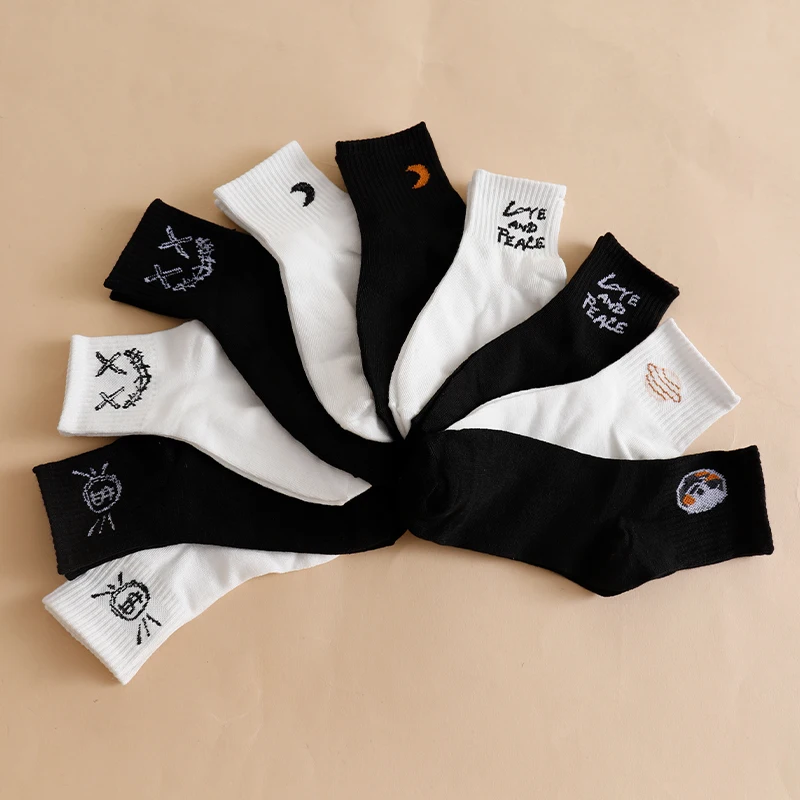 

10 Pairs Random Men Women Mid Calf Socks Black White Embroidered Fashion Casual Crew Socks