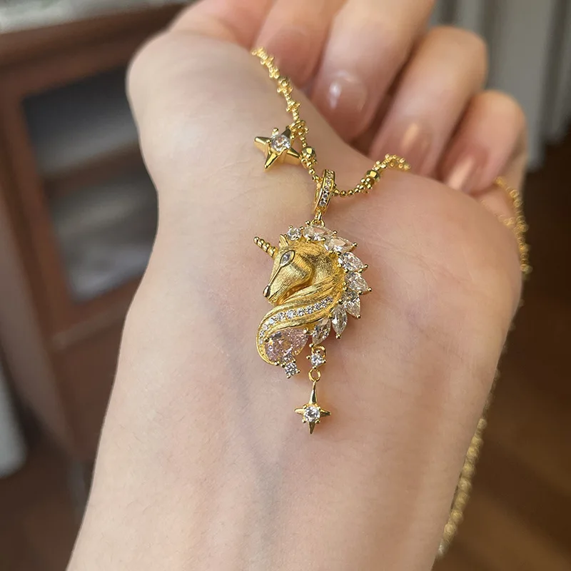 

Позолоченное медное колье Buccellati с изысканным матовым гальваническим покрытием в виде единорога для женщин, легкий роскошный кулон с животным дизайном, go