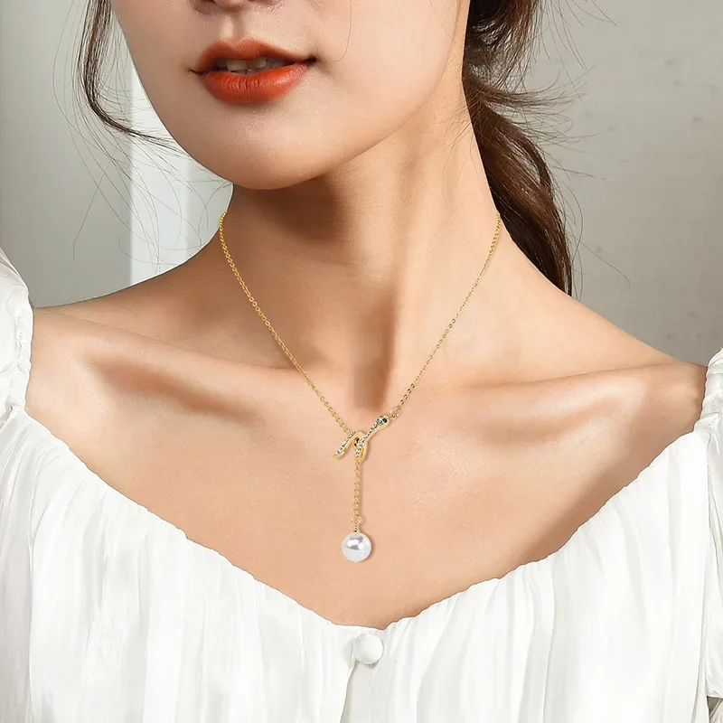 Una collana curva a forma di serpente e una nuova catena alla clavicola