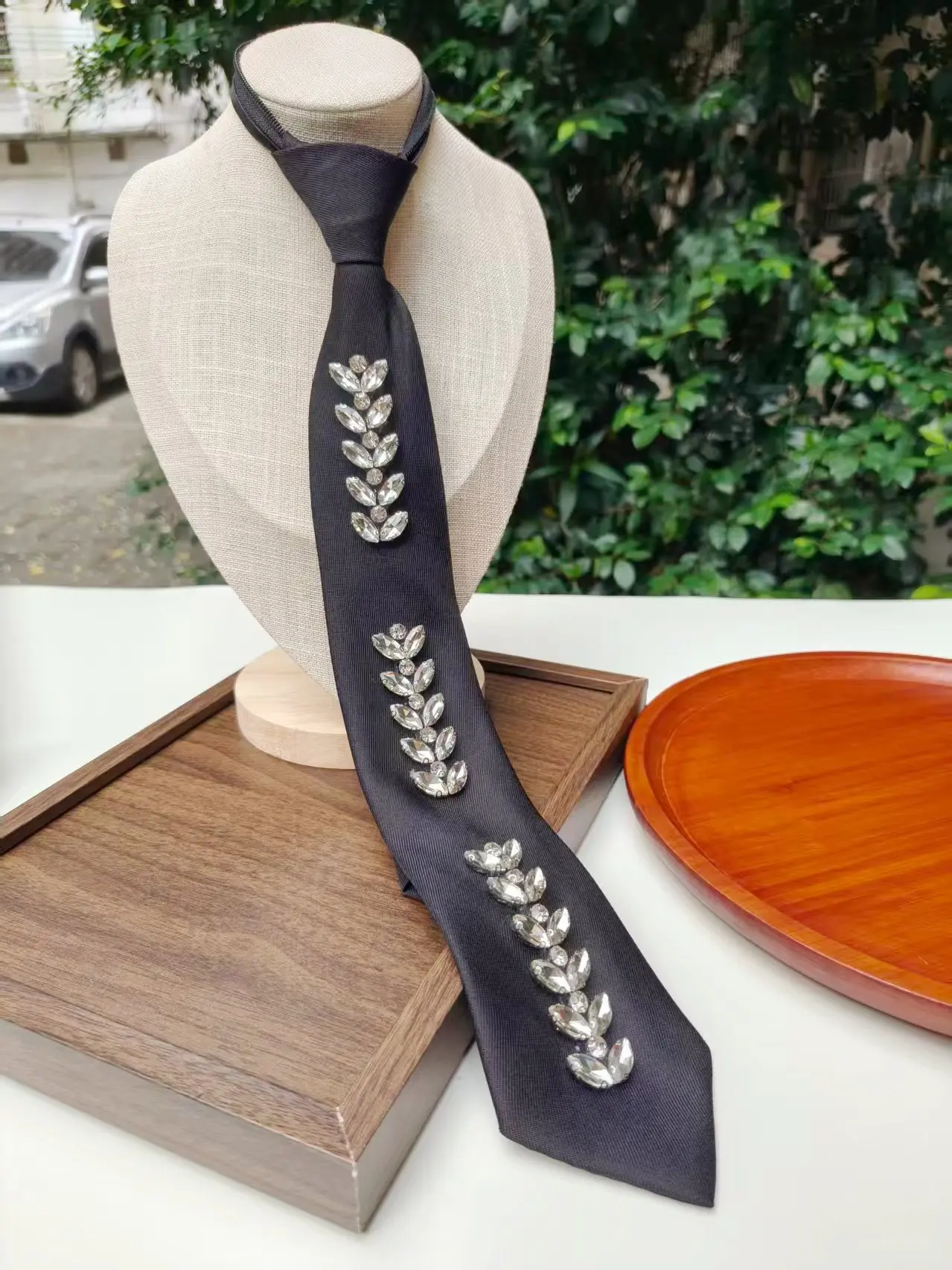 New Black Fabric No-Tie Tie with Three Rows of Vertical Wheat Ear-Shaped Rhinestones, Heavy-Duty Rhinestone Embellishment, Narrow Style Lazy Tie for Women, Suitable for Jk Dresses, Banquets, Photoshoots, Performances, Adjustable Neck Accessory
