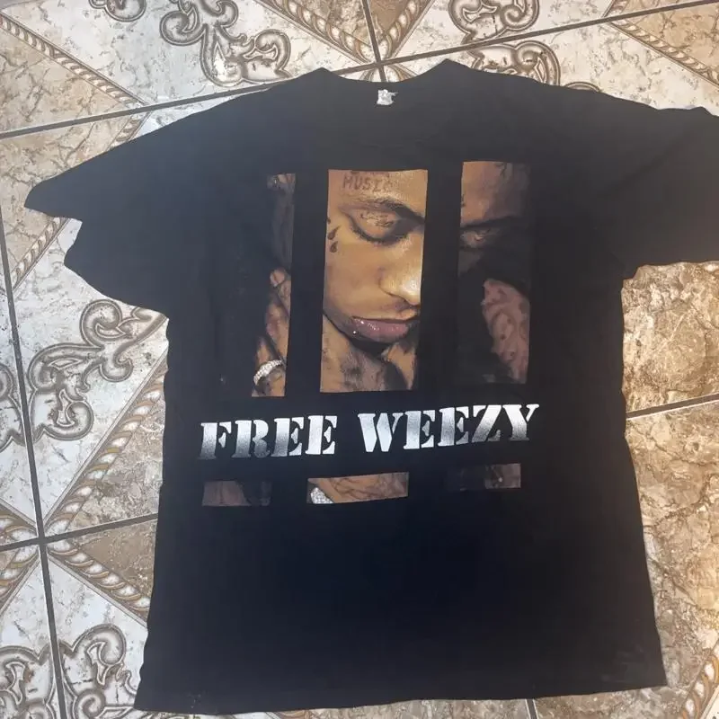 Lil Wayne ÄúFree Weezy Äù Black T Shirt cut up tag but it Äôs on a startee