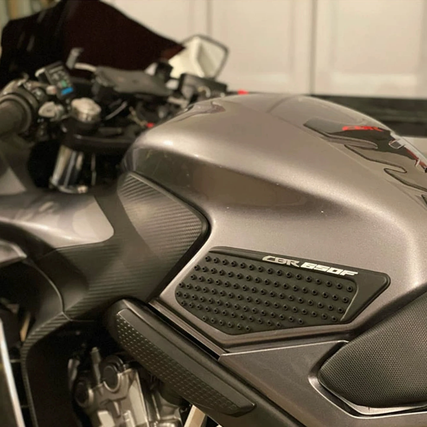 Suitable for Honda CB650F CBR650F Motorcycle Anti-Slip Stickers Rubber Tank Pads Tank Protection Stickers Side Stickers Modifica view 3