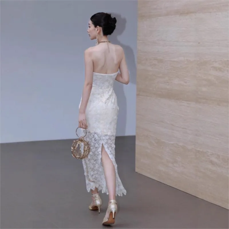 Neues trägerloses, figurbetontes Spitzenkleid mit Ausschnitten