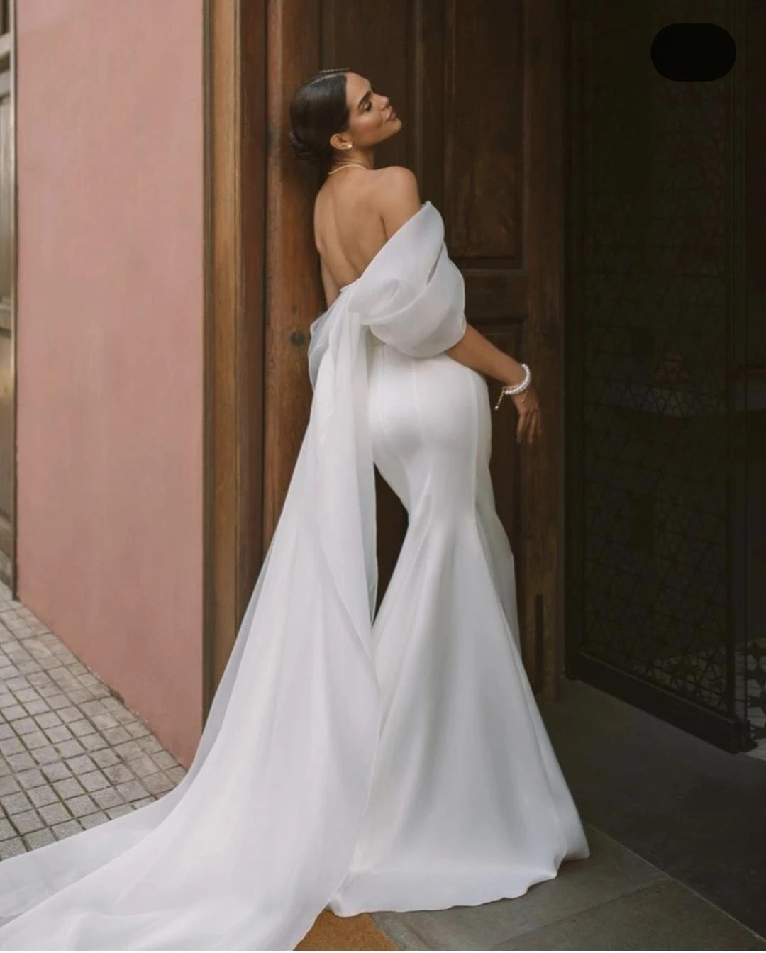 Semplice abito da sposa a sirena in raso manica corta con spalle scoperte in Organza Sweep Train personalizza per misurare abiti da sposa splendidi