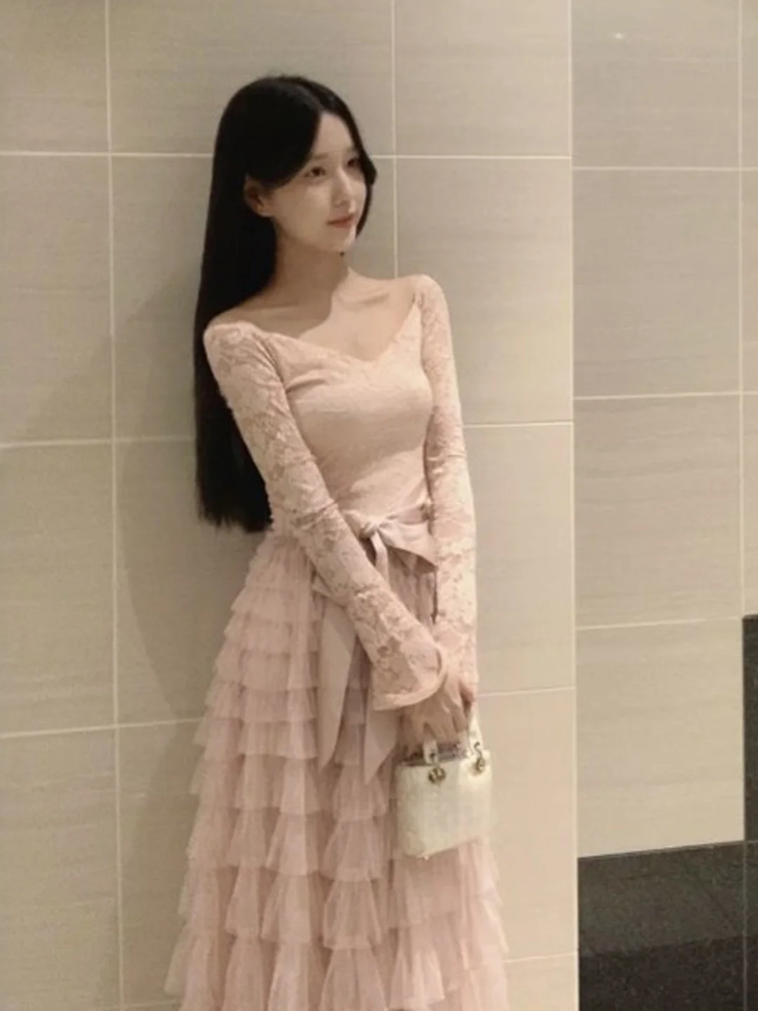 

Нежное платье-миди с одним рукавом, кружевной отделкой на талии, многоярусной юбкой, омолаживающее, весна 2026, хлопок, длинный рукав, V-образный вырез, для дома и школы