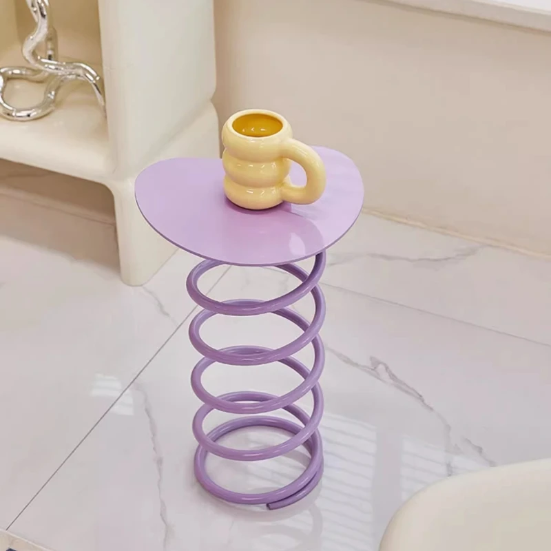 حافة الربيع الإبداعية لمشاهير الإنترنت عدد قليل من غرف النوم بجانب السرير البسيط وعدد قليل من غرف المعيشة المنزلية الاسكندنافية