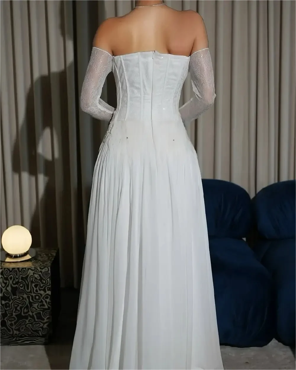 فستان حفلات شيفون أبيض حديث مخصص برقبة قارب رقيقة قبالة الكتف وأكمام طويلة فستان الحفلات فساتين المشاهير الناعمة