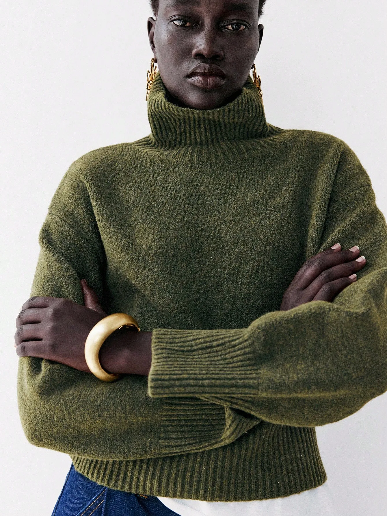 

Женский оливково-зеленый вязаный свитер с высоким воротом и спущенными плечами свободного кроя для повседневной носки осенью и зимой