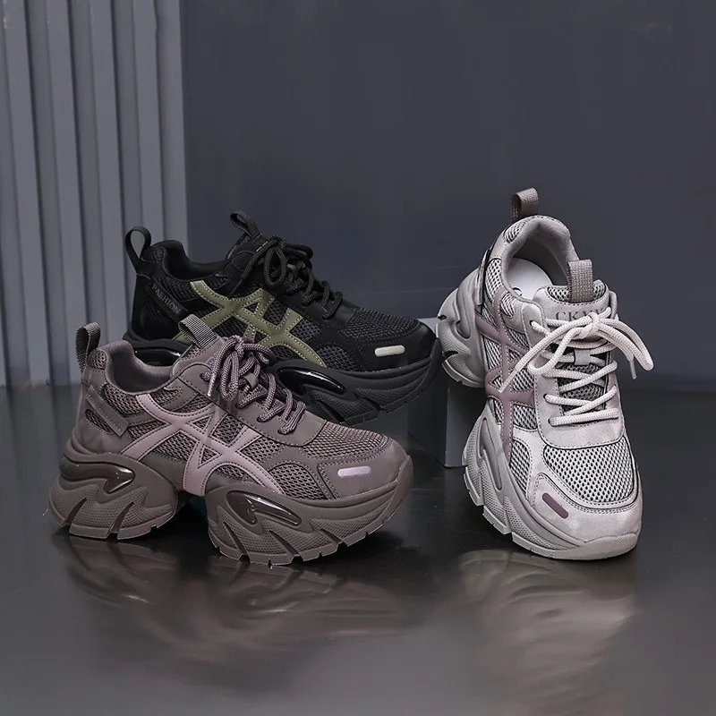 أحذية الركض الخفيفة الفاخرة الناعمة ذات النعل الناعم لزيادة الارتفاع أحذية الأب للنساء خفيفة الوزن قابلة للتنفس أحذية رياضية كاجوال عصرية