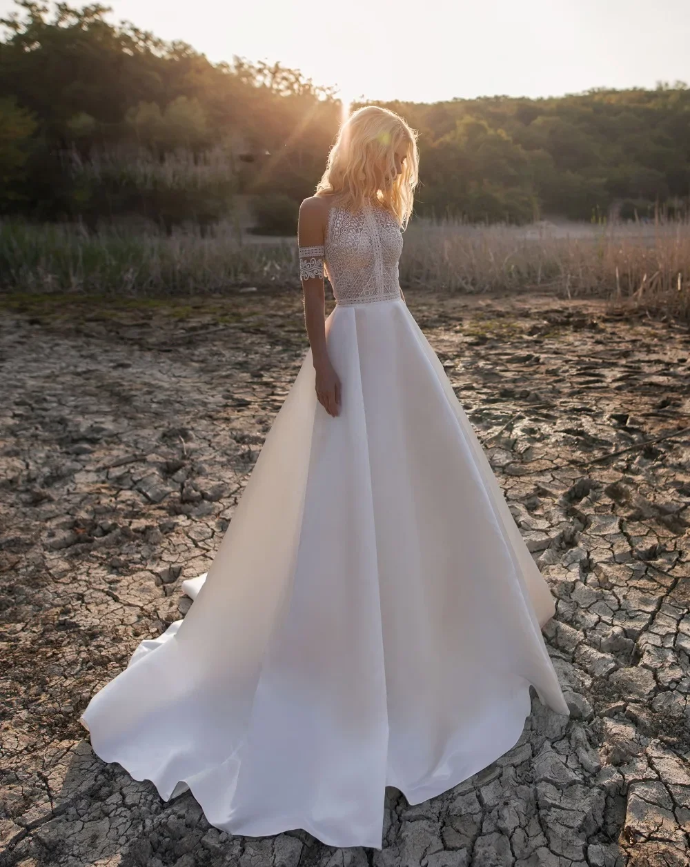 Customized Satin Bohemian Wedding Dress For Brides Off The Shoulder Lace Halter Bridal Gown With Detachable Sleeves Vestidos De