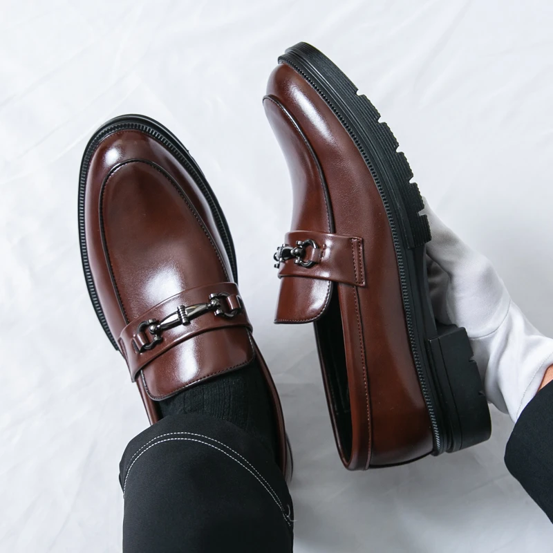 

Повседневные мужские лоферы. Классический ретро-роскошный стиль. Деловая или офисная кожаная обувь для взрослых. Лидер продаж. Черно-коричневое платье.