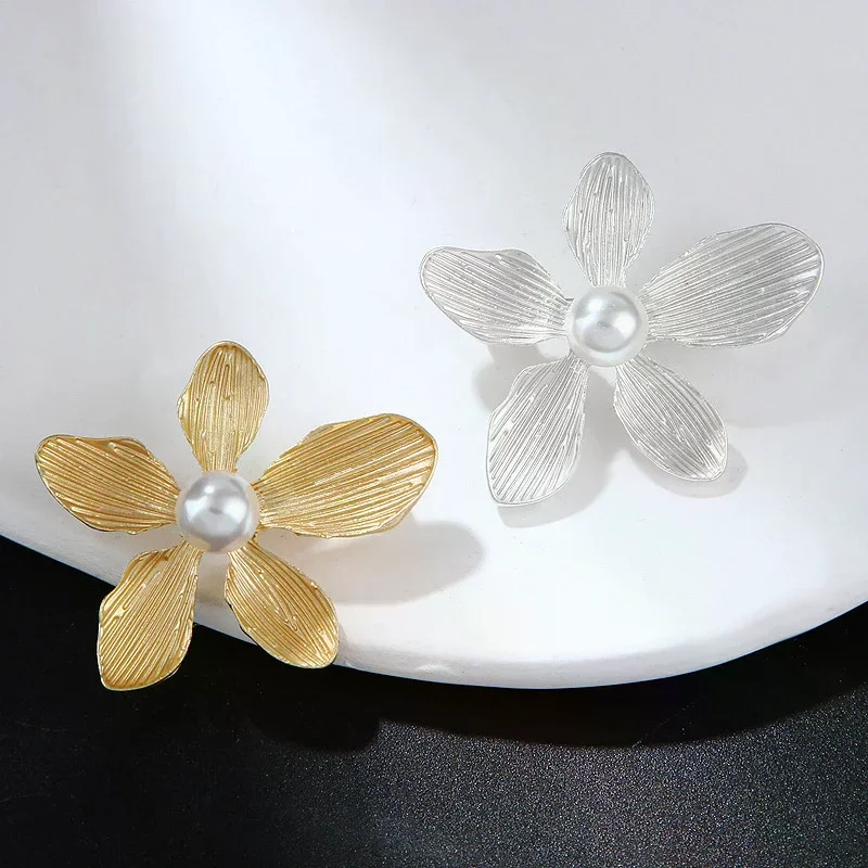 Vintage Pearl Five-petal Flower Brooch for Women Clothing Party Lapel Pin Accessories Gift