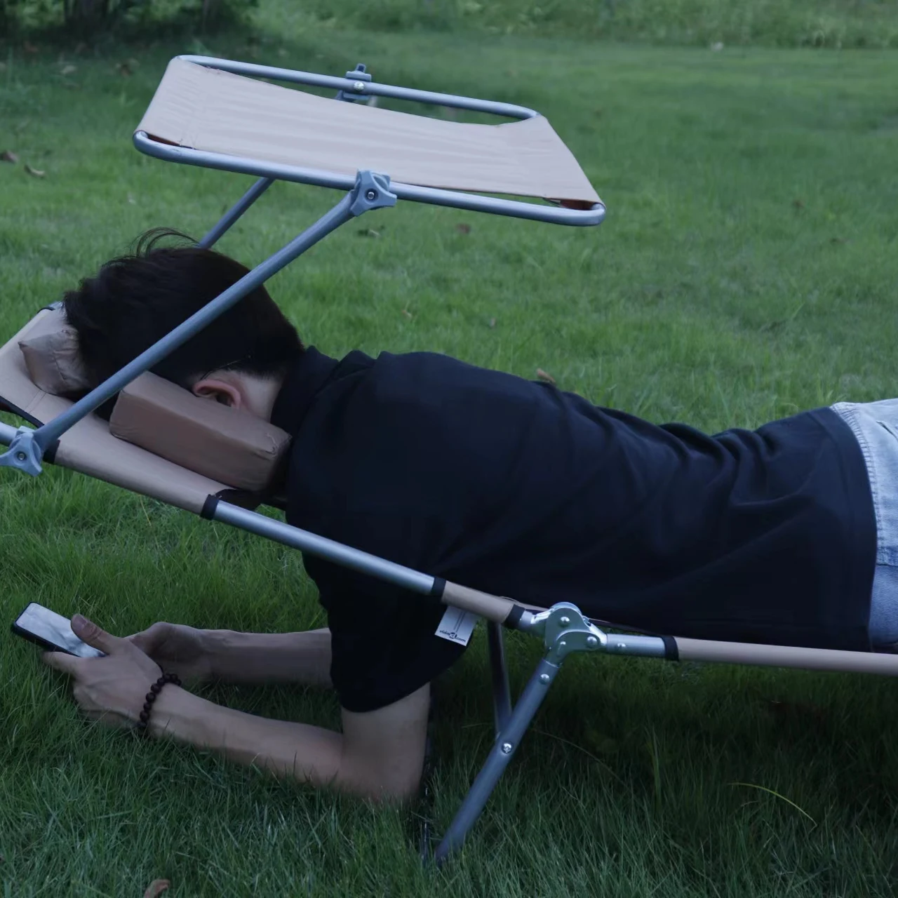 Back-basking chair artifact can be played with mobile phone visor Single back-basking chair Outdoor