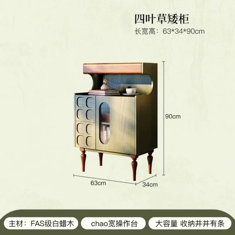 mobiletto, divano del piccolo appartamento del soggiorno, mobiletto laterale da pranzo contro il muro, mobiletto portaoggetti, mobiletto da tè medievale nero