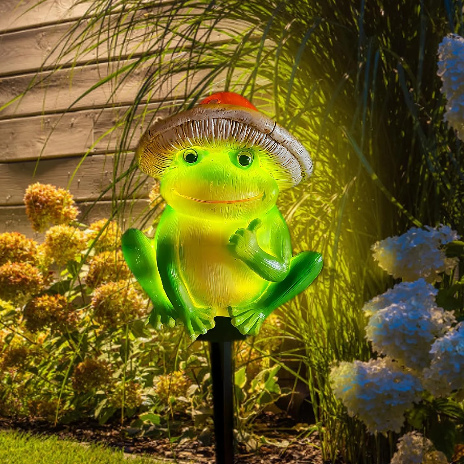 Enhance your outdoor atmosphere with charming and elegant waterproof solar-powered frog garden lights. This delightful and color