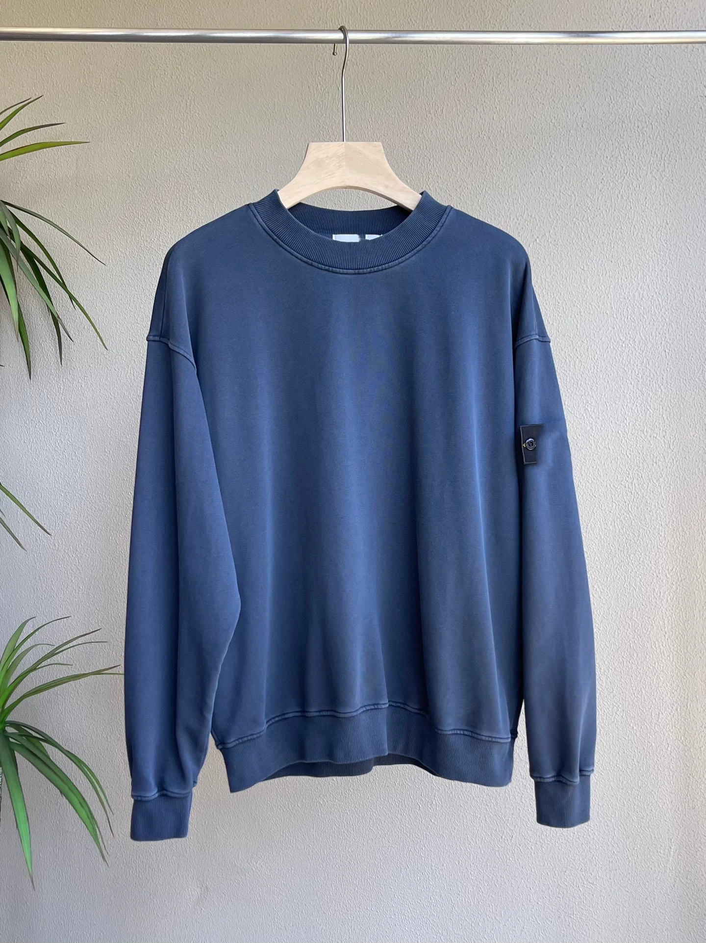 سترة فضفاضة بياقة مستديرة مغسولة بتصميم عتيق مع شارة مطرزة للرجال بلون موحد موضة خريف 2024