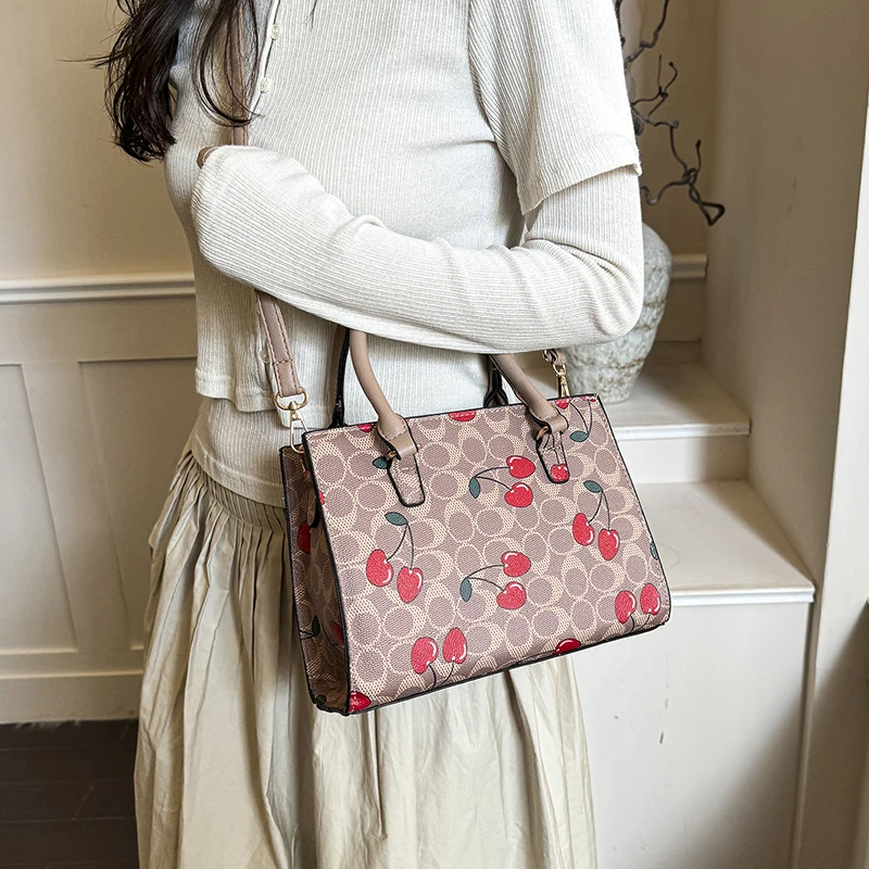 Famous designer women's zipper crossbody bag, classic women's chain strap shoulder bag, luxurious fashion style handbag