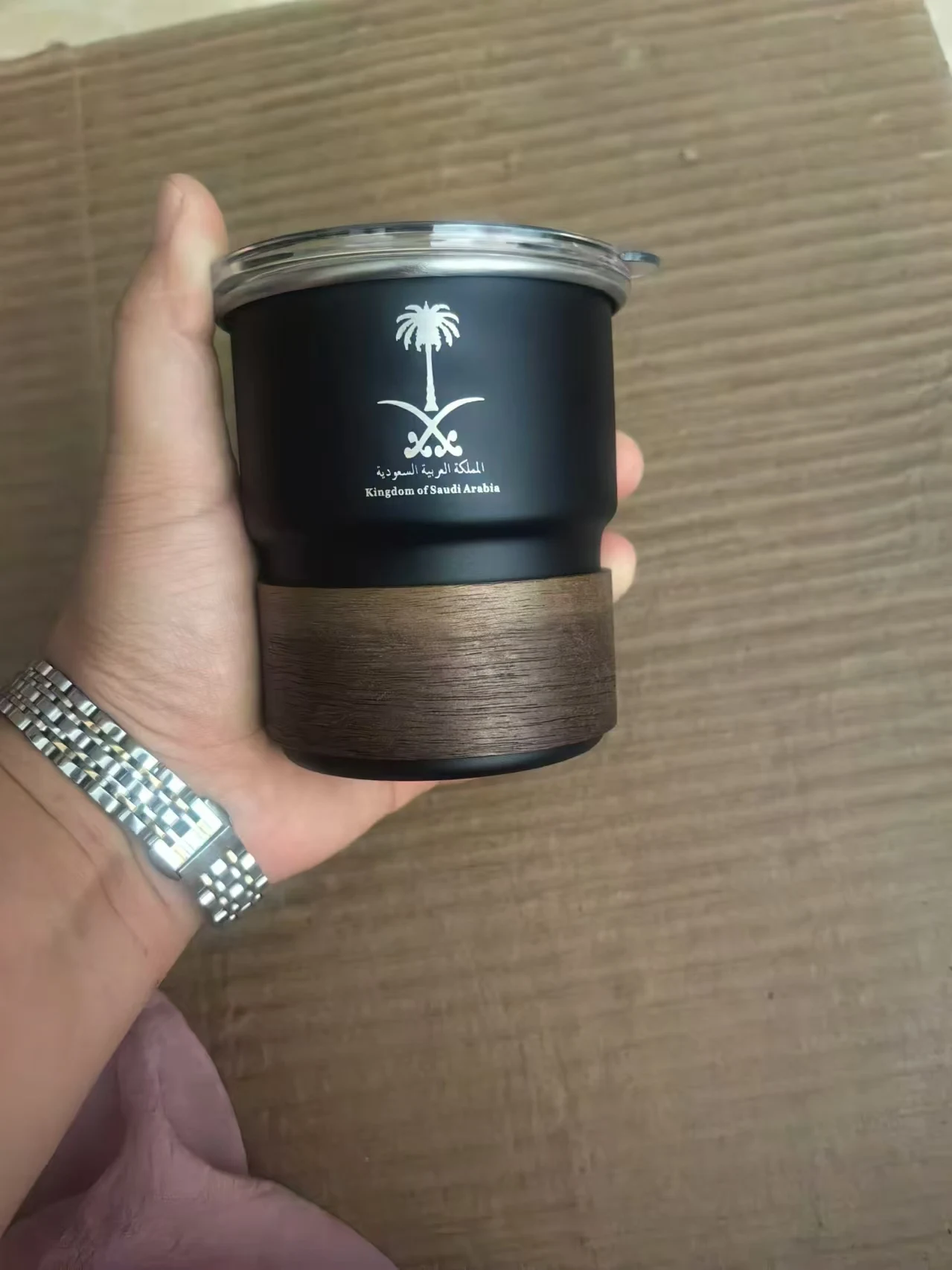 

Кружка из нержавеющей стали с логотипом флага Саудовской Аравии на заказ, портативная пивная кружка с крышкой, деревянная 300 мл, для улицы