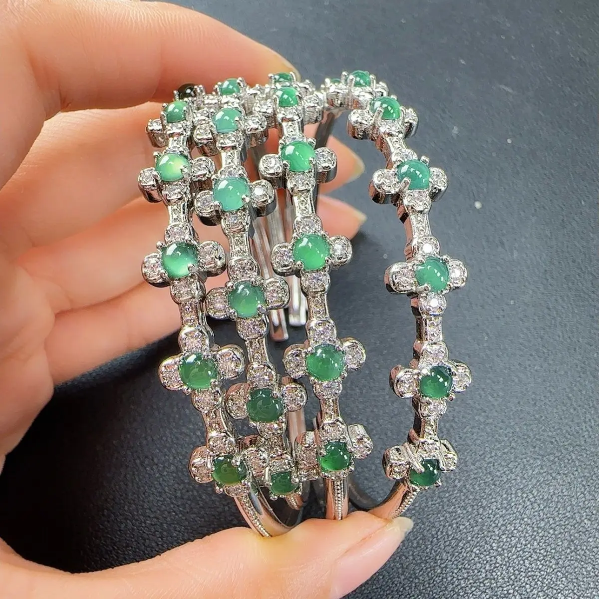 

Natural A jadeite blue water egg surface bracelet (diversity is selected for delivery), one shot and one shot.