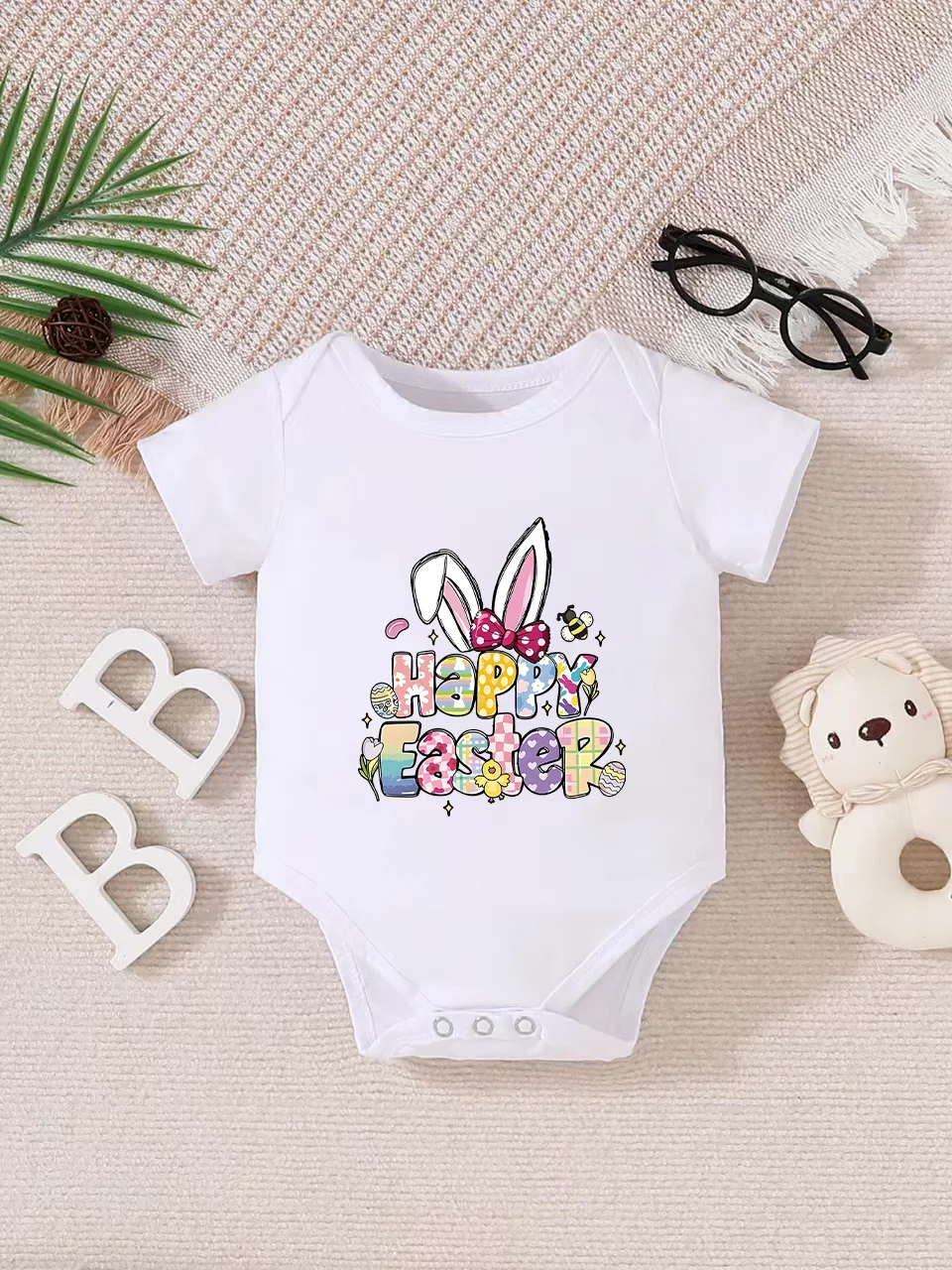 Baby short-sleeved triangle bodysuit, fun letter print, button design, easy to care for, suitable for new parents.
