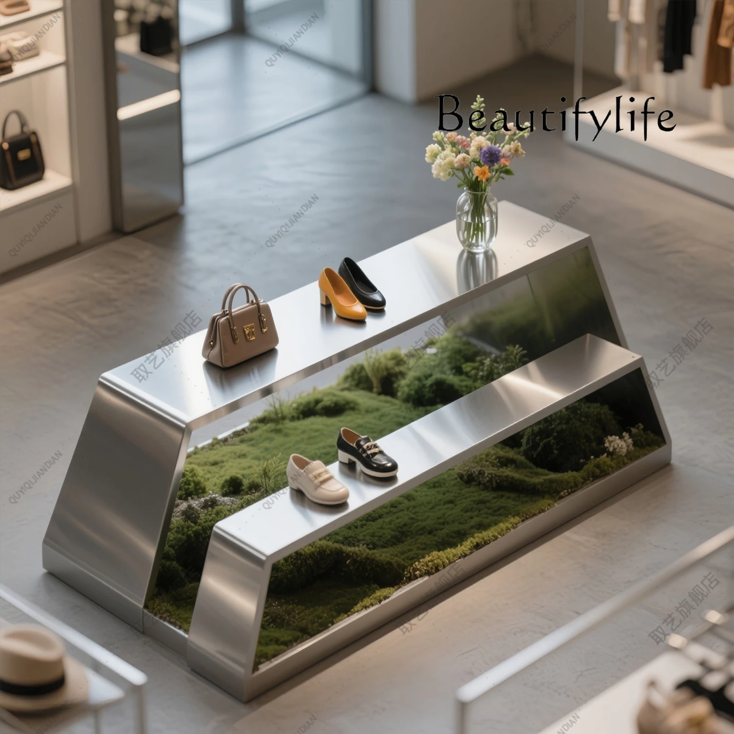 

Stainless steel booth in the middle of the Nakajima table in the clothing store Men's and women's clothing store Shoes and bags