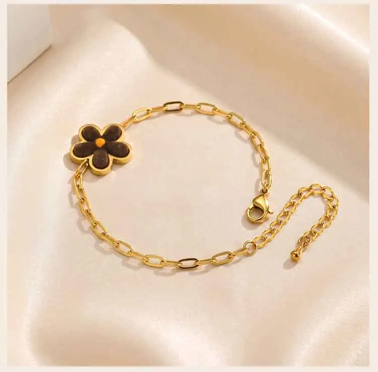 Daisy-Blumen-Armband für Damen, 18K vergoldetes Edelstahl-Paperclip-Kettenarmband mit Emaille-Blumenanhänger, Schmuckgeschenk – Detail 6