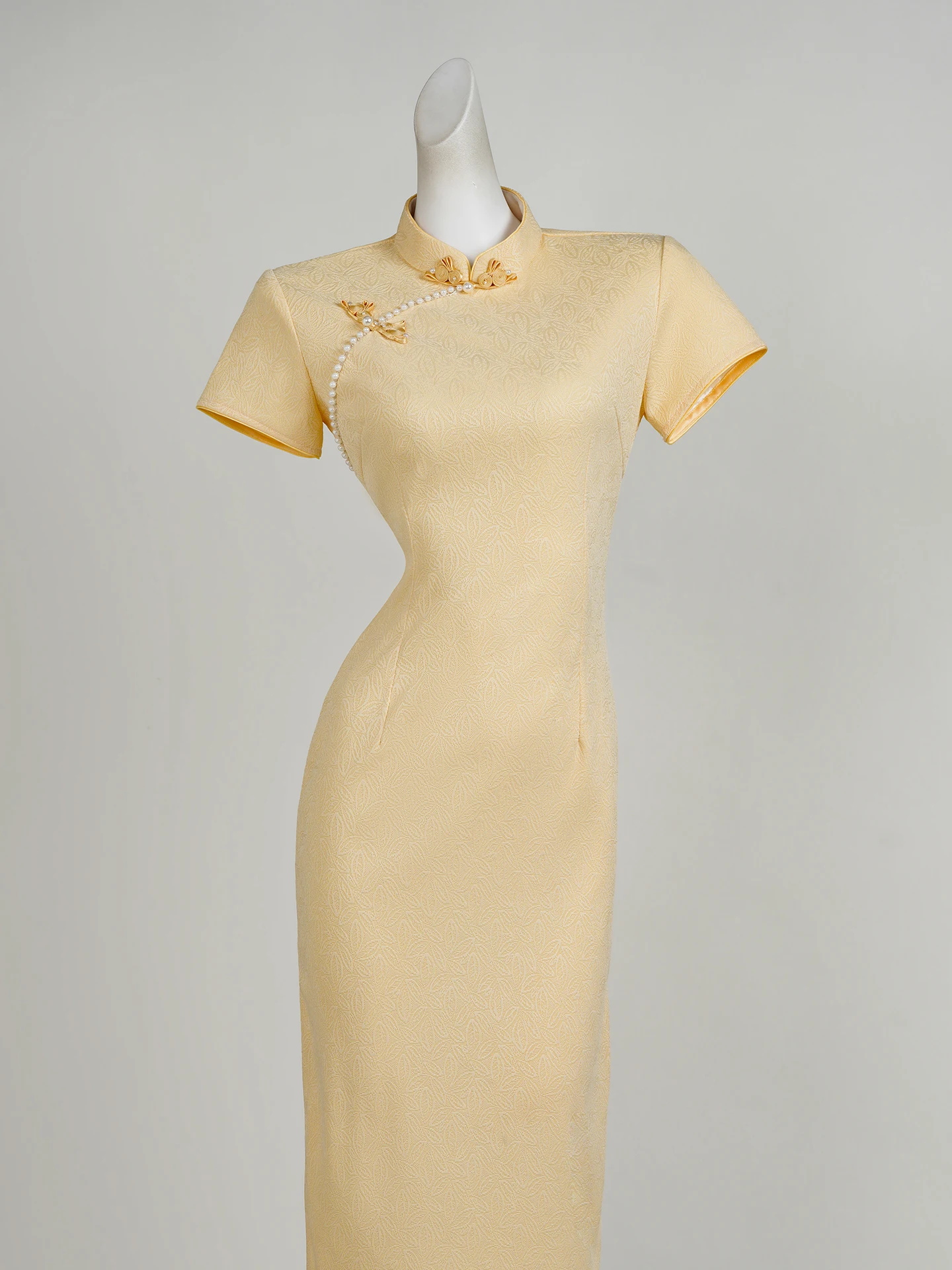 

Потрясающее новое китайское ципао для молодых девушек: желтое, дышащее, с коротким рукавом, средней длины, для повседневной носки весной и летом