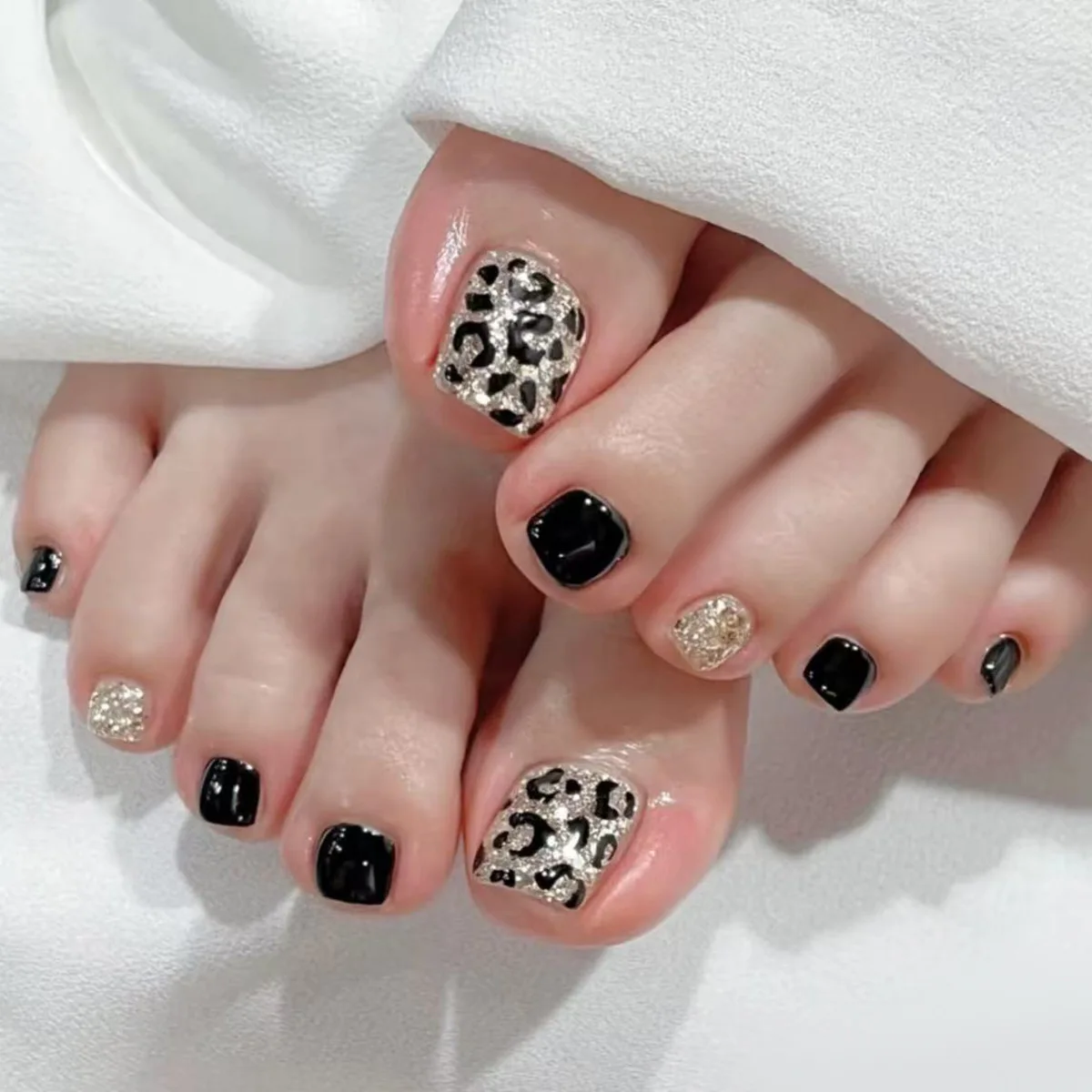 

24pcs Champagne Black Toe Nails - Leopard Glitter On Jet Black European and American Style False Toenail With Wearing Tools