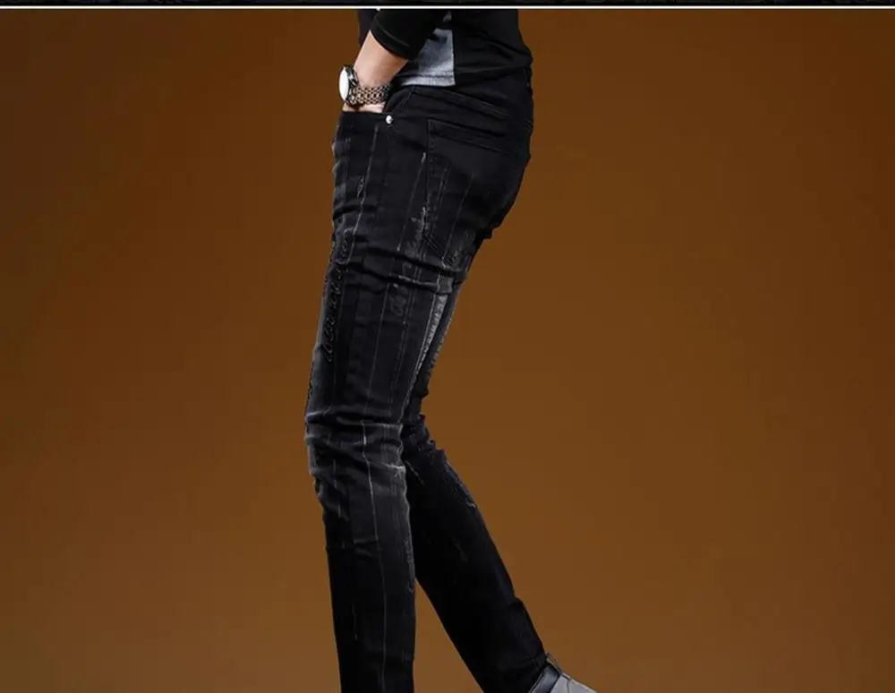 Vaqueros de vaquero con letras negras bordadas para hombre, pies pequeños, tendencia coreana, pantalones elásticos versátiles rasgados, pantalones vaqueros ajustados