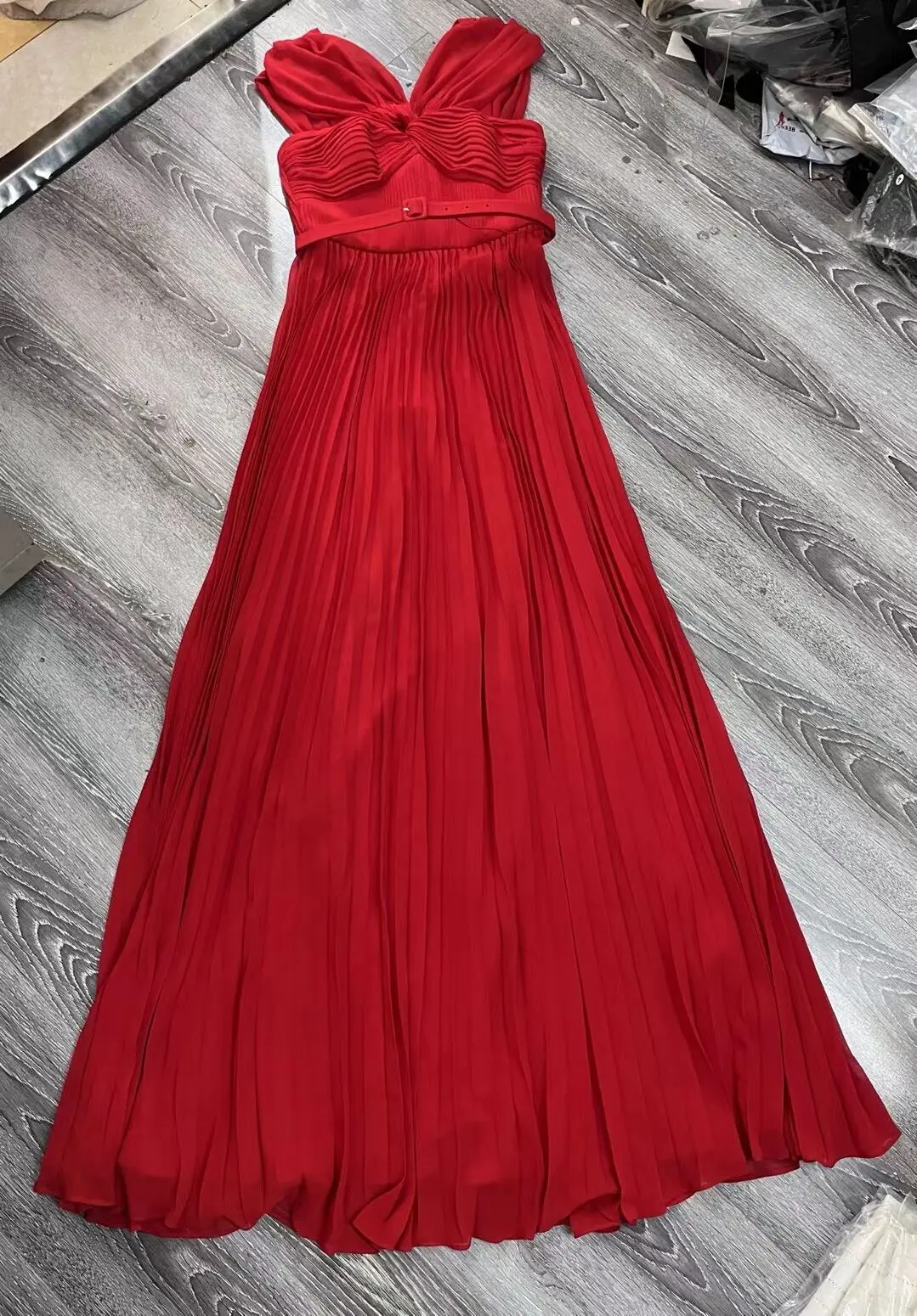 

2024 Early Autumn Red Design Feeling One Shoulder Pleated Dress