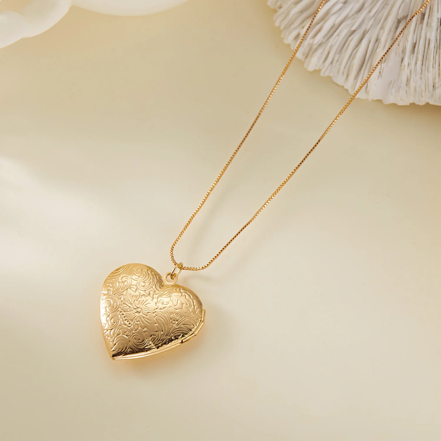 Vintage-Halskette mit geschnitztem Herz-Medaillon in Goldfarbe für Frauen, personalisierter Foto-Anhänger, romantisches, ästhetisches Valentins-Schmuckgeschenk – Detail 7