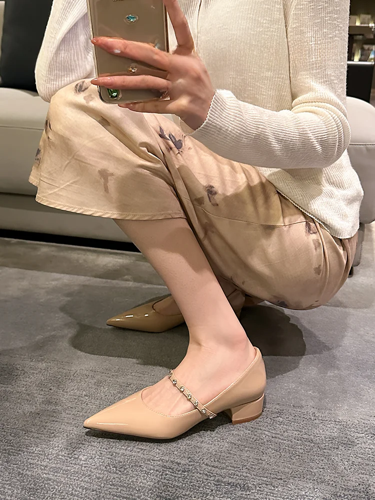 es-zapatos-de-mujer-con-punta-en-pico-color-nude-de-cuero-charol-suave-con-tacon-ueso-y-pedreria-versatiles-y-co