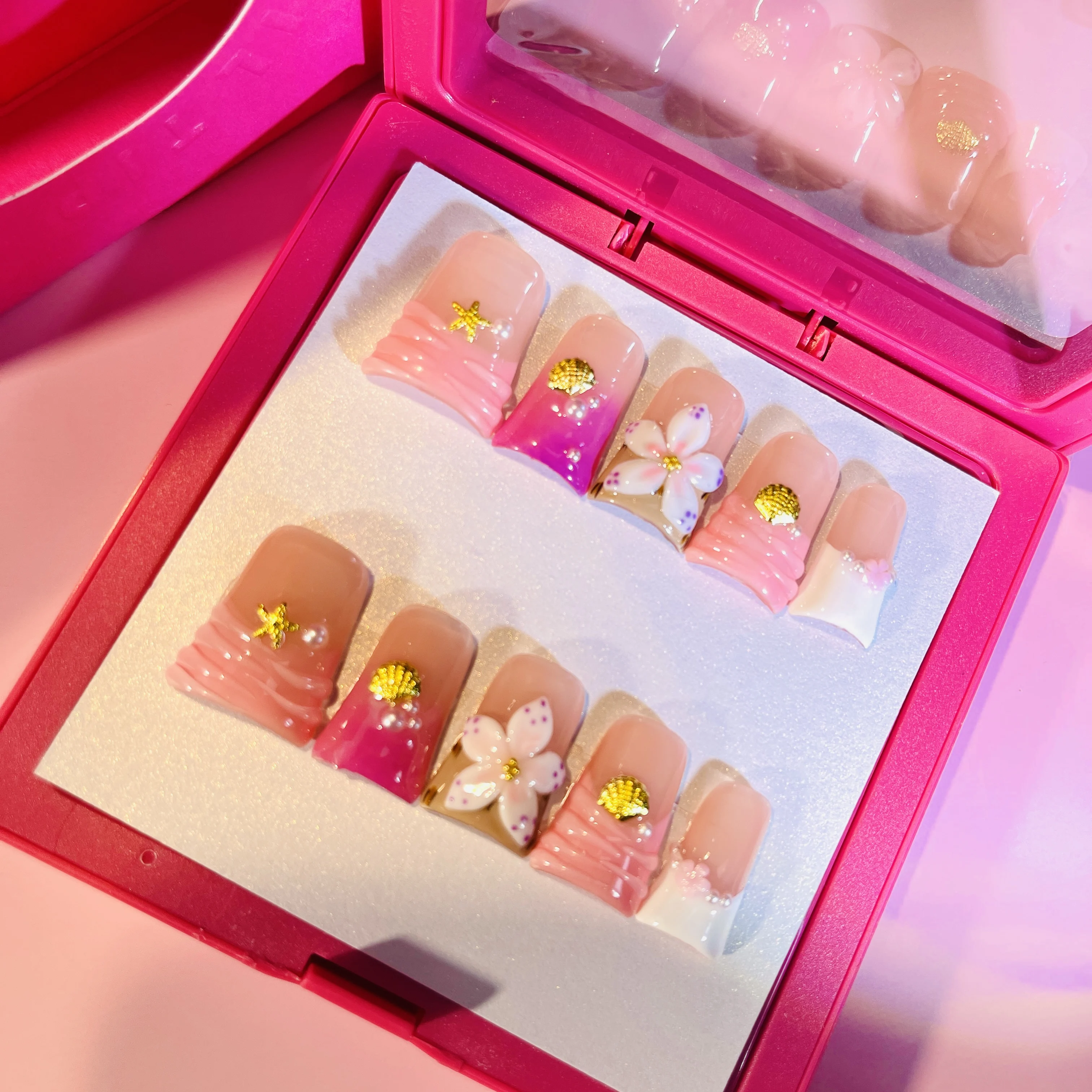 

Petal Glaze Duck Tip Press-On Nails 10 PCS,Handmade 2025 Spring Pink Swirl Nails With 3D Flowers, Pearls & Gold Charms