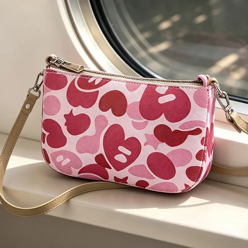 Süße Rosa Herz-Print Camouflage Hobo-Schultertasche, Vielseitige Leichte Damen-Handtasche für den Alltag, Lässige Handtasche für den täglichen Arbeitsweg – Detail 4