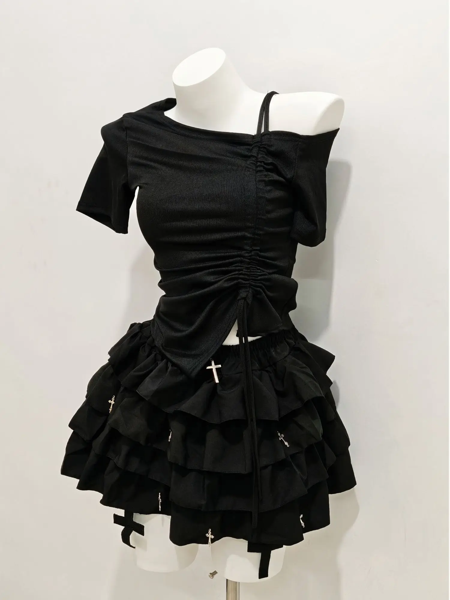 

Summer Punk Dark Style Women's Fashion Set with Flounce Edged Short A-Line Skirt And Multi-layer Ear Mushroom Top And Skirt