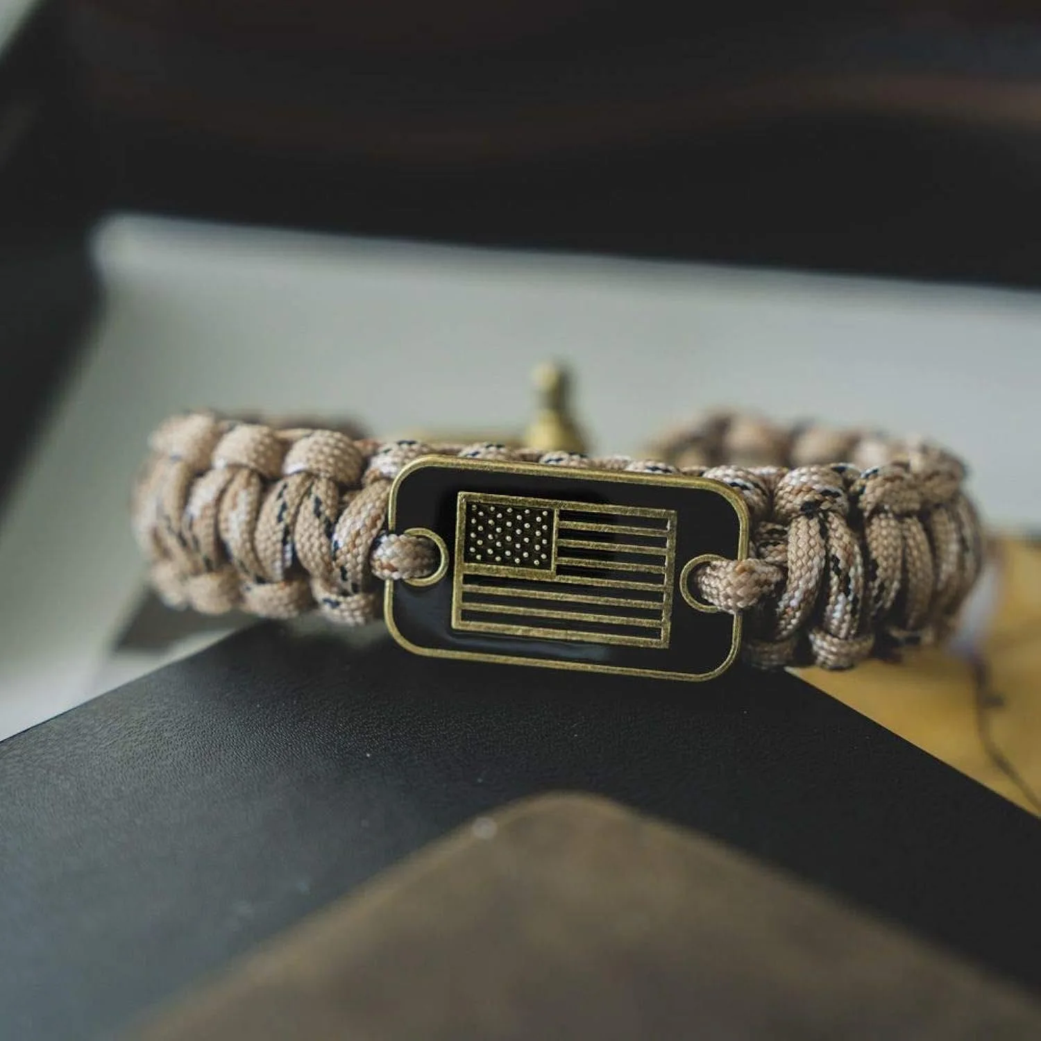 Paracord-Armband, taktisches Überlebensarmband für Herren mit bronzefarbener USA-Flagge, verstellbare Größen für Militär-Veteranen, Outdoor-Camping – Detail 2