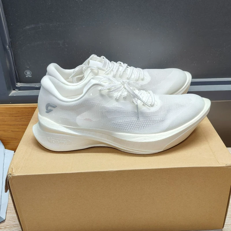 

Новые профессиональные кроссовки с карбоновой пластиной для мужчин, суперлегкие спортивные кроссовки, мужские дышащие кроссовки из сетки для ходьбы, бега, занятий в спортзале