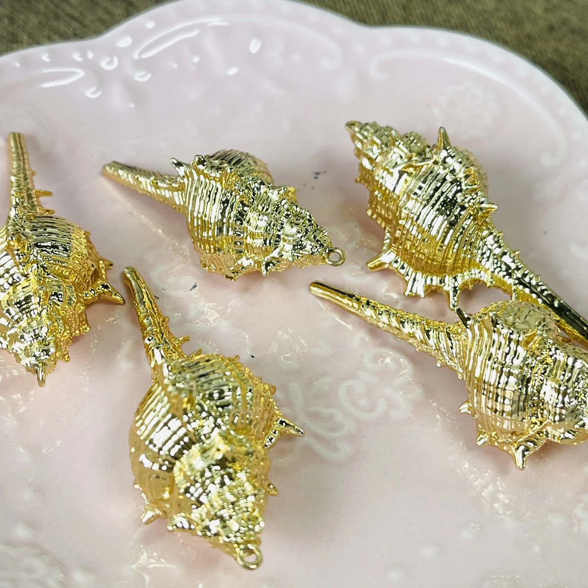 ベストセラー 10個セット 天然コンクペンダント 金メッキ  - Ethnic Fashion Jewellery のレビューと価格