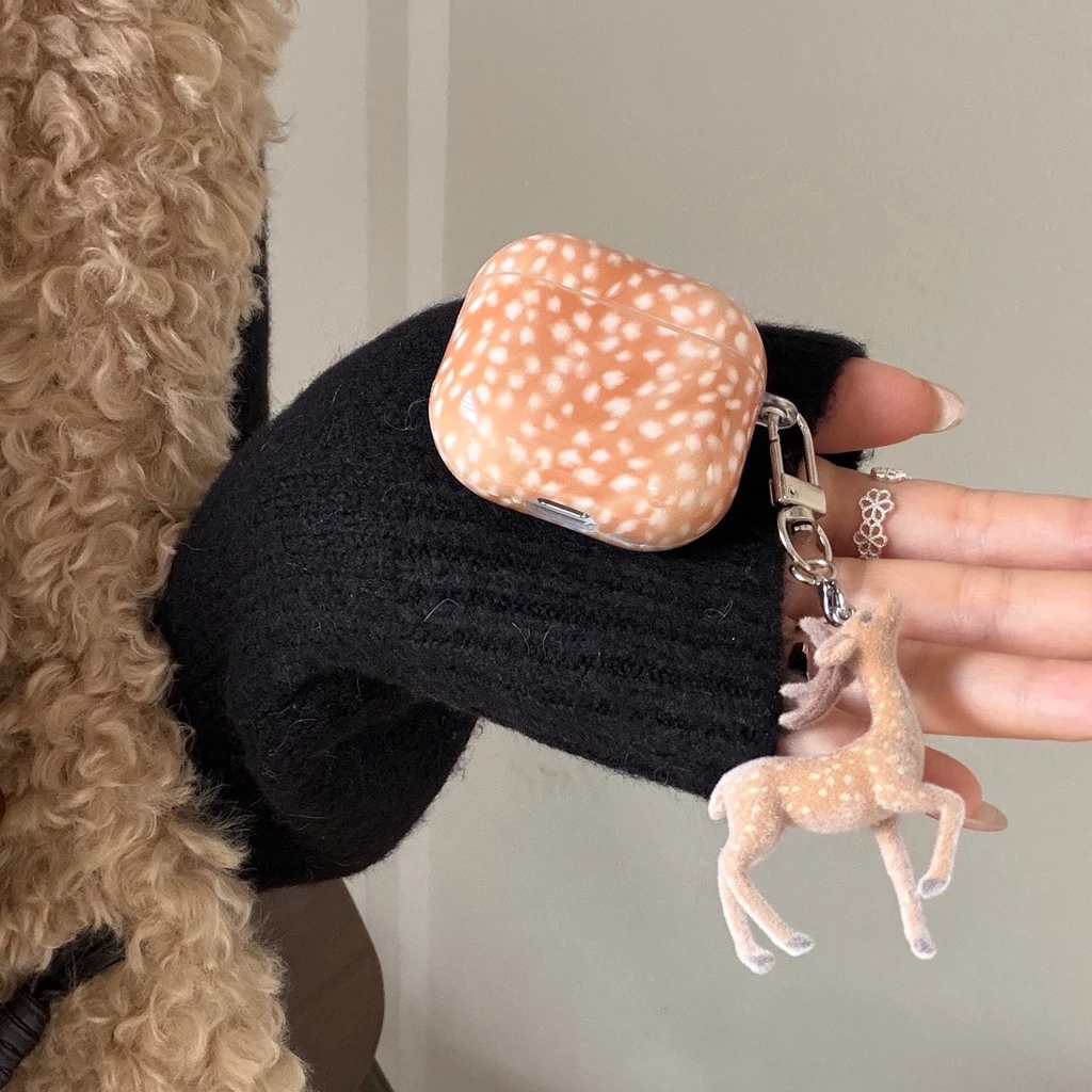 Elegante patrón manchado de ciervo marrón con colgante estereoscópico funda para auriculares para AirPods 1 o 2 3 4 Pro 2 Pro 3