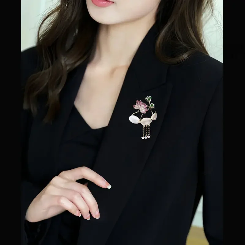 Spilla portafortuna Lotus Lotus Cheongsam e accessori Hanfu, radice di loto di fascia alta e spilla fiore di loto pin9521