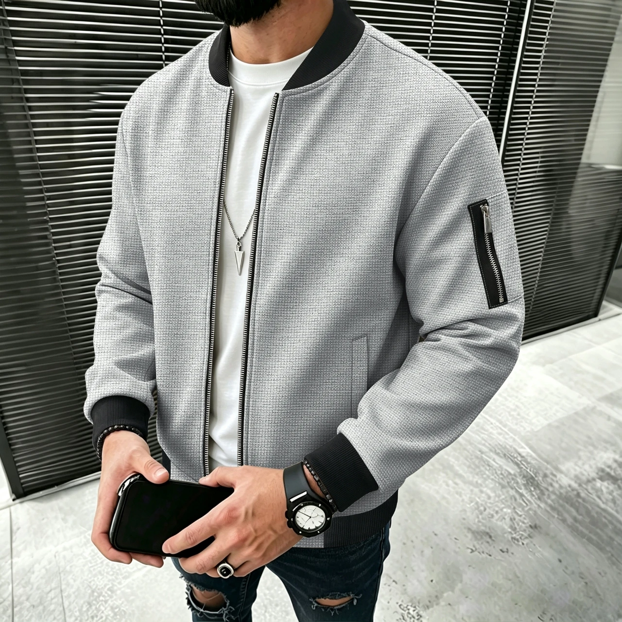 Herrenjacke aus Waffelstrick mit geripptem Baseballkragen, lässige Fliegerjacke mit durchgehendem Reißverschluss, mit Reißverschlussmanschetten und Taschen, lässiger Stil. – Detail 5